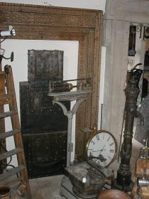 Antichit Bianchi Roberto,il camino antico in pietra e marmo,Le Ville di Monterchi (Arezzo), CAMINI ANTICHI, MATERIALI DA RECUPERO,alari antichi,pavimenti antichi in cotto,tegole e coppi antichi, ferro battuto,rame antico,portali antichi in pietra e marmo,orci antichi in cotto dell'Impruneta,fontane, statue e colonne antiche in pietra antica e marmo antico,materiali di recupero,coppi antichi,cancelli in ferro battuto,cassaforte antica,caminetti antichi,accessori per il camino,presso la Madonna del Parto.