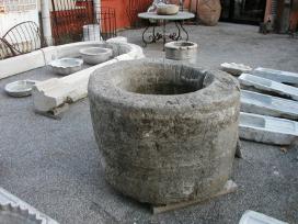Antichit Bianchi Roberto,il camino antico in pietra e marmo,Le Ville di Monterchi (Arezzo), CAMINI ANTICHI, MATERIALI DA RECUPERO,alari antichi,pavimenti antichi in cotto,tegole e coppi antichi, ferro battuto,rame antico,portali antichi in pietra e marmo,orci antichi in cotto dell'Impruneta,fontane, statue e colonne antiche in pietra antica e marmo antico,materiali di recupero,coppi antichi,cancelli in ferro battuto,cassaforte antica,caminetti antichi,accessori per il camino,presso la Madonna del Parto.