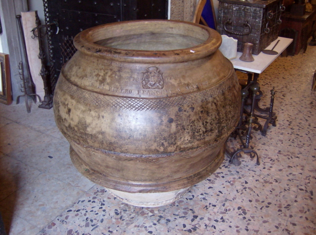 Orcio antico in terracotta, alari antichi da camino, forzieri e cassaforte antica.