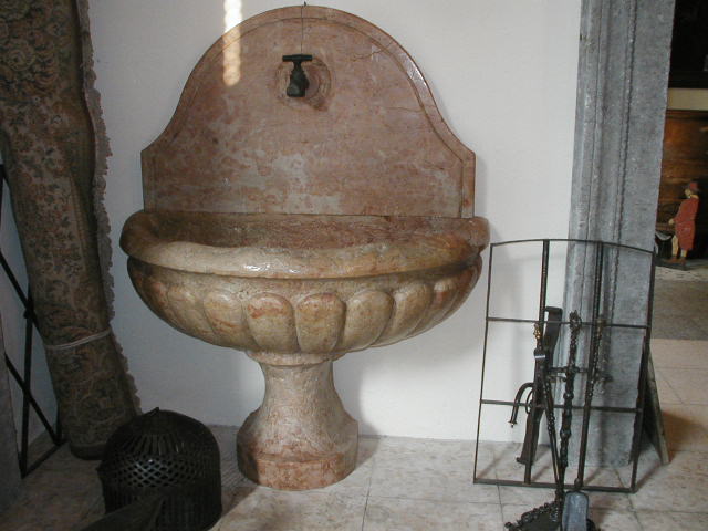 Fontana antica in marmo rosso di Verona