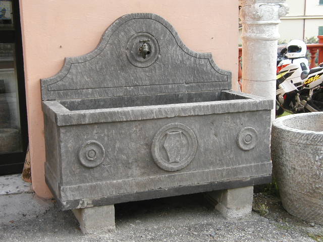 Fontana antica in pietra serena