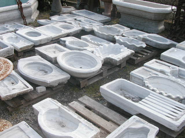 Vasche in marmo antiche, lavabi antichi, acquasantiere antiche.