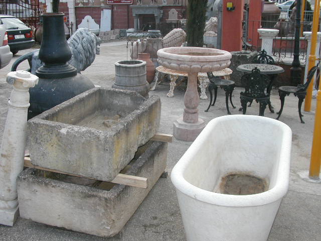 Vasche antiche in pietra e marmo, acquasantiere, pozzi e fontane antichi.
