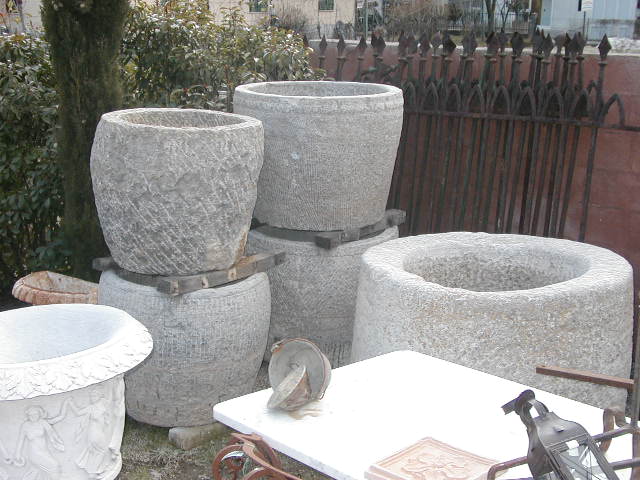 Vasche e pozzi antichi in pietra.