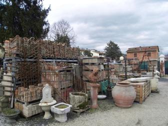 Antichit Bianchi Roberto,il camino antico in pietra e marmo,Le Ville di Monterchi (Arezzo), CAMINI ANTICHI, MATERIALI DA RECUPERO,alari antichi,pavimenti antichi in cotto,tegole e coppi antichi, ferro battuto,rame antico,portali antichi in pietra e marmo,orci antichi in cotto dell'Impruneta,fontane, statue e colonne antiche in pietra antica e marmo antico,materiali di recupero,coppi antichi,cancelli in ferro battuto,cassaforte antica,caminetti antichi,accessori per il camino,presso la Madonna del Parto.