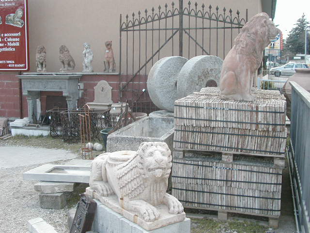 Materiale da recupero, laterizi antichi, coppi, pianelle e pavimenti antichi in cotto.
