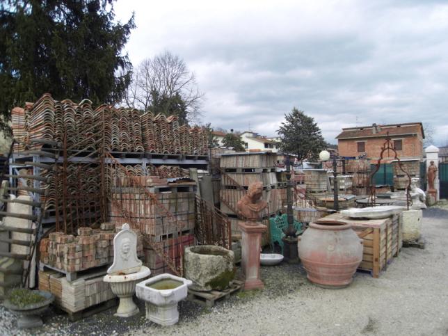 Materiale da recupero, laterizi antichi, coppi, pianelle e pavimenti antichi in cotto.