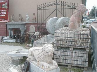Antichit Bianchi Roberto,il camino antico in pietra e marmo,Le Ville di Monterchi (Arezzo), CAMINI ANTICHI, MATERIALI DA RECUPERO,alari antichi,pavimenti antichi in cotto,tegole e coppi antichi, ferro battuto,rame antico,portali antichi in pietra e marmo,orci antichi in cotto dell'Impruneta,fontane, statue e colonne antiche in pietra antica e marmo antico,materiali di recupero,coppi antichi,cancelli in ferro battuto,cassaforte antica,caminetti antichi,accessori per il camino,presso la Madonna del Parto.