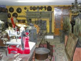 Antichit Bianchi Roberto,il camino antico in pietra e marmo,Le Ville di Monterchi (Arezzo), CAMINI ANTICHI, MATERIALI DA RECUPERO,alari antichi,pavimenti antichi in cotto,tegole e coppi antichi, ferro battuto,rame antico,portali antichi in pietra e marmo,orci antichi in cotto dell'Impruneta,fontane, statue e colonne antiche in pietra antica e marmo antico,materiali di recupero,coppi antichi,cancelli in ferro battuto,cassaforte antica,caminetti antichi,accessori per il camino,presso la Madonna del Parto.