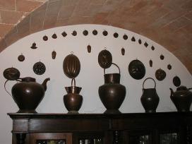 Antichit Bianchi Roberto,il camino antico in pietra e marmo,Le Ville di Monterchi (Arezzo), CAMINI ANTICHI, MATERIALI DA RECUPERO,alari antichi,pavimenti antichi in cotto,tegole e coppi antichi, ferro battuto,rame antico,portali antichi in pietra e marmo,orci antichi in cotto dell'Impruneta,fontane, statue e colonne antiche in pietra antica e marmo antico,materiali di recupero,coppi antichi,cancelli in ferro battuto,cassaforte antica,caminetti antichi,accessori per il camino,presso la Madonna del Parto.