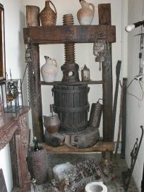 Antichit Bianchi Roberto,il camino antico in pietra e marmo,Le Ville di Monterchi (Arezzo), CAMINI ANTICHI, MATERIALI DA RECUPERO,alari antichi,pavimenti antichi in cotto,tegole e coppi antichi, ferro battuto,rame antico,portali antichi in pietra e marmo,orci antichi in cotto dell'Impruneta,fontane, statue e colonne antiche in pietra antica e marmo antico,materiali di recupero,coppi antichi,cancelli in ferro battuto,cassaforte antica,caminetti antichi,accessori per il camino,presso la Madonna del Parto.