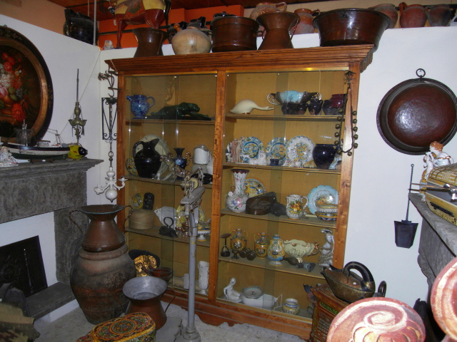 Ceramiche antiche, caminetto in pietra serena.