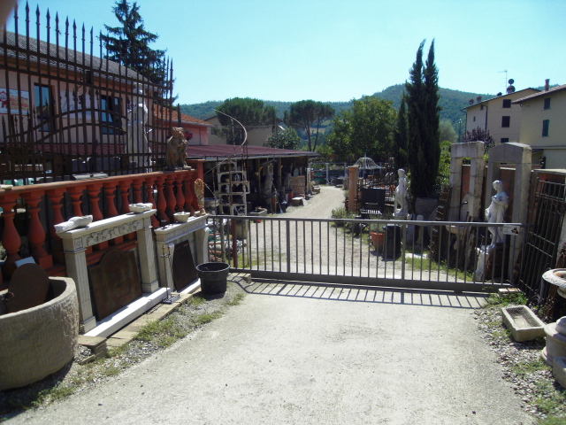 Camini  e portali antichi, statue, cancelli in ferro battuto.