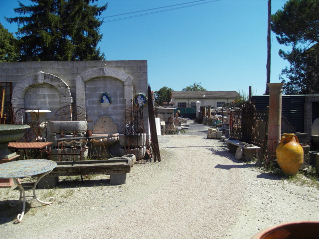 Portali antichi in pietra, colonne in marmo antiche, pavimenti antichi in cotto, laterizi.