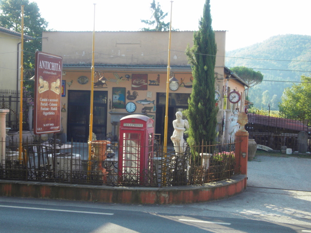 Antichit Bianchi Roberto,S.S. 73, Le Ville di Monterchi, presso la Madonna del Parto, Arezzo, Toscana.