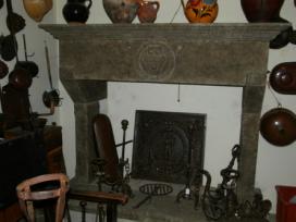 Antichit Bianchi Roberto,il camino antico in pietra e marmo,Le Ville di Monterchi (Arezzo), CAMINI ANTICHI, MATERIALI DA RECUPERO,alari antichi,pavimenti antichi in cotto,tegole e coppi antichi, ferro battuto,rame antico,portali antichi in pietra e marmo,orci antichi in cotto dell'Impruneta,fontane, statue e colonne antiche in pietra antica e marmo antico,materiali di recupero,coppi antichi,cancelli in ferro battuto,cassaforte antica,caminetti antichi,accessori per il camino,presso la Madonna del Parto.