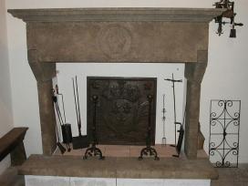 Antichit Bianchi Roberto,il camino antico in pietra e marmo,Le Ville di Monterchi (Arezzo), CAMINI ANTICHI, MATERIALI DA RECUPERO,alari antichi,pavimenti antichi in cotto,tegole e coppi antichi, ferro battuto,rame antico,portali antichi in pietra e marmo,orci antichi in cotto dell'Impruneta,fontane, statue e colonne antiche in pietra antica e marmo antico,materiali di recupero,coppi antichi,cancelli in ferro battuto,cassaforte antica,caminetti antichi,accessori per il camino,presso la Madonna del Parto.