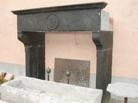 Antichit Bianchi Roberto,il camino antico in pietra e marmo,Le Ville di Monterchi (Arezzo), CAMINI ANTICHI, MATERIALI DA RECUPERO,alari antichi,pavimenti antichi in cotto,tegole e coppi antichi, ferro battuto,rame antico,portali antichi in pietra e marmo,orci antichi in cotto dell'Impruneta,fontane, statue e colonne antiche in pietra antica e marmo antico,materiali di recupero,coppi antichi,cancelli in ferro battuto,cassaforte antica,caminetti antichi,accessori per il camino,presso la Madonna del Parto.