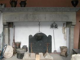 Antichit Bianchi Roberto,il camino antico in pietra e marmo,Le Ville di Monterchi (Arezzo), CAMINI ANTICHI, MATERIALI DA RECUPERO,alari antichi,pavimenti antichi in cotto,tegole e coppi antichi, ferro battuto,rame antico,portali antichi in pietra e marmo,orci antichi in cotto dell'Impruneta,fontane, statue e colonne antiche in pietra antica e marmo antico,materiali di recupero,coppi antichi,cancelli in ferro battuto,cassaforte antica,caminetti antichi,accessori per il camino,presso la Madonna del Parto.