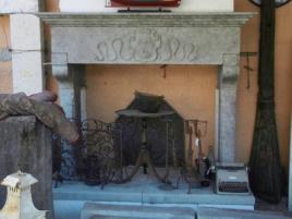 Antichit Bianchi Roberto,il camino antico in pietra e marmo,Le Ville di Monterchi (Arezzo), CAMINI ANTICHI, MATERIALI DA RECUPERO,alari antichi,pavimenti antichi in cotto,tegole e coppi antichi, ferro battuto,rame antico,portali antichi in pietra e marmo,orci antichi in cotto dell'Impruneta,fontane, statue e colonne antiche in pietra antica e marmo antico,materiali di recupero,coppi antichi,cancelli in ferro battuto,cassaforte antica,caminetti antichi,accessori per il camino,presso la Madonna del Parto.