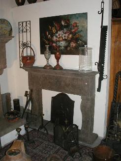 Antichit Bianchi Roberto,il camino antico in pietra e marmo,Le Ville di Monterchi (Arezzo), CAMINI ANTICHI, MATERIALI DA RECUPERO,alari antichi,pavimenti antichi in cotto,tegole e coppi antichi, ferro battuto,rame antico,portali antichi in pietra e marmo,orci antichi in cotto dell'Impruneta,fontane, statue e colonne antiche in pietra antica e marmo antico,materiali di recupero,coppi antichi,cancelli in ferro battuto,cassaforte antica,caminetti antichi,accessori per il camino,presso la Madonna del Parto.