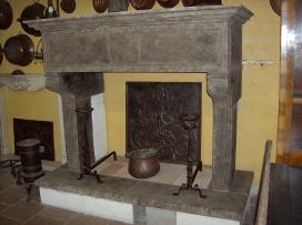 Antichit Bianchi Roberto,il camino antico in pietra e marmo,Le Ville di Monterchi (Arezzo), CAMINI ANTICHI, MATERIALI DA RECUPERO,alari antichi,pavimenti antichi in cotto,tegole e coppi antichi, ferro battuto,rame antico,portali antichi in pietra e marmo,orci antichi in cotto dell'Impruneta,fontane, statue e colonne antiche in pietra antica e marmo antico,materiali di recupero,coppi antichi,cancelli in ferro battuto,cassaforte antica,caminetti antichi,accessori per il camino,presso la Madonna del Parto.