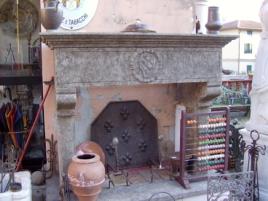 Antichit Bianchi Roberto,il camino antico in pietra e marmo,Le Ville di Monterchi (Arezzo), CAMINI ANTICHI, MATERIALI DA RECUPERO,alari antichi,pavimenti antichi in cotto,tegole e coppi antichi, ferro battuto,rame antico,portali antichi in pietra e marmo,orci antichi in cotto dell'Impruneta,fontane, statue e colonne antiche in pietra antica e marmo antico,materiali di recupero,coppi antichi,cancelli in ferro battuto,cassaforte antica,caminetti antichi,accessori per il camino,presso la Madonna del Parto.