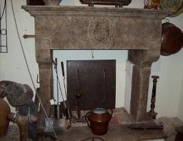 Antichit Bianchi Roberto,il camino antico in pietra e marmo,Le Ville di Monterchi (Arezzo), CAMINI ANTICHI, MATERIALI DA RECUPERO,alari antichi,pavimenti antichi in cotto,tegole e coppi antichi, ferro battuto,rame antico,portali antichi in pietra e marmo,orci antichi in cotto dell'Impruneta,fontane, statue e colonne antiche in pietra antica e marmo antico,materiali di recupero,coppi antichi,cancelli in ferro battuto,cassaforte antica,caminetti antichi,accessori per il camino,presso la Madonna del Parto.