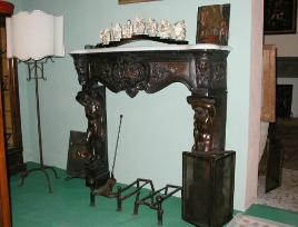 Antichit Bianchi Roberto,il camino antico in pietra e marmo,Le Ville di Monterchi (Arezzo), CAMINI ANTICHI, MATERIALI DA RECUPERO,alari antichi,pavimenti antichi in cotto,tegole e coppi antichi, ferro battuto,rame antico,portali antichi in pietra e marmo,orci antichi in cotto dell'Impruneta,fontane, statue e colonne antiche in pietra antica e marmo antico,materiali di recupero,coppi antichi,cancelli in ferro battuto,cassaforte antica,caminetti antichi,accessori per il camino,presso la Madonna del Parto.