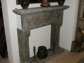 Antichit Bianchi Roberto,il camino antico in pietra e marmo,Le Ville di Monterchi (Arezzo), CAMINI ANTICHI, MATERIALI DA RECUPERO,alari antichi,pavimenti antichi in cotto,tegole e coppi antichi, ferro battuto,rame antico,portali antichi in pietra e marmo,orci antichi in cotto dell'Impruneta,fontane, statue e colonne antiche in pietra antica e marmo antico,materiali di recupero,coppi antichi,cancelli in ferro battuto,cassaforte antica,caminetti antichi,accessori per il camino,presso la Madonna del Parto.