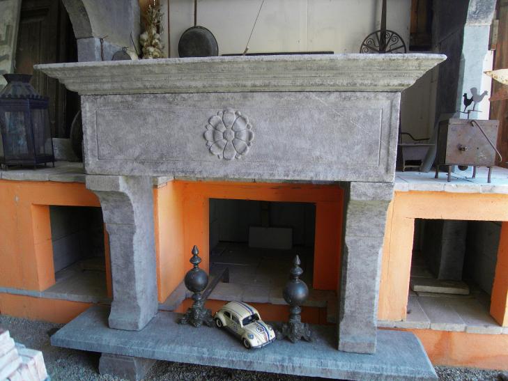 Camini antichi in pietra e marmo umbri e toscani