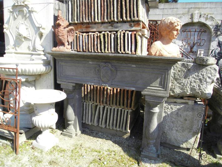 Antihità Bianchi-Camini antichi in pietra e marmo umbri e toscani