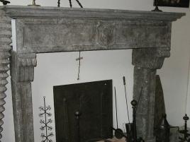 Antichit Bianchi Roberto,il camino antico in pietra e marmo,Le Ville di Monterchi (Arezzo), CAMINI ANTICHI, MATERIALI DA RECUPERO,alari antichi,pavimenti antichi in cotto,tegole e coppi antichi, ferro battuto,rame antico,portali antichi in pietra e marmo,orci antichi in cotto dell'Impruneta,fontane, statue e colonne antiche in pietra antica e marmo antico,materiali di recupero,coppi antichi,cancelli in ferro battuto,cassaforte antica,caminetti antichi,accessori per il camino,presso la Madonna del Parto.