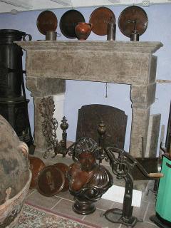 Antichit Bianchi Roberto,il camino antico in pietra e marmo,Le Ville di Monterchi (Arezzo), CAMINI ANTICHI, MATERIALI DA RECUPERO,alari antichi,pavimenti antichi in cotto,tegole e coppi antichi, ferro battuto,rame antico,portali antichi in pietra e marmo,orci antichi in cotto dell'Impruneta,fontane, statue e colonne antiche in pietra antica e marmo antico,materiali di recupero,coppi antichi,cancelli in ferro battuto,cassaforte antica,caminetti antichi,accessori per il camino,presso la Madonna del Parto.