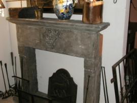Antichit Bianchi Roberto,il camino antico in pietra e marmo,Le Ville di Monterchi (Arezzo), CAMINI ANTICHI, MATERIALI DA RECUPERO,alari antichi,pavimenti antichi in cotto,tegole e coppi antichi, ferro battuto,rame antico,portali antichi in pietra e marmo,orci antichi in cotto dell'Impruneta,fontane, statue e colonne antiche in pietra antica e marmo antico,materiali di recupero,coppi antichi,cancelli in ferro battuto,cassaforte antica,caminetti antichi,accessori per il camino,presso la Madonna del Parto.