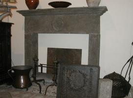 Antichit Bianchi Roberto,il camino antico in pietra e marmo,Le Ville di Monterchi (Arezzo), CAMINI ANTICHI, MATERIALI DA RECUPERO,alari antichi,pavimenti antichi in cotto,tegole e coppi antichi, ferro battuto,rame antico,portali antichi in pietra e marmo,orci antichi in cotto dell'Impruneta,fontane, statue e colonne antiche in pietra antica e marmo antico,materiali di recupero,coppi antichi,cancelli in ferro battuto,cassaforte antica,caminetti antichi,accessori per il camino,presso la Madonna del Parto.