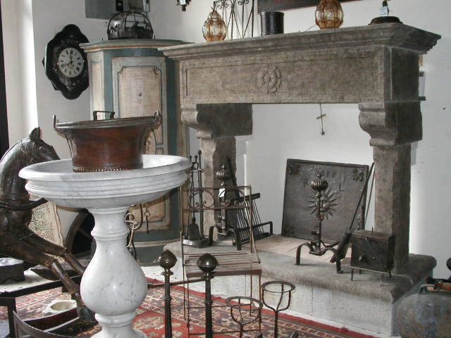 Camino antico in pietra e marmo.