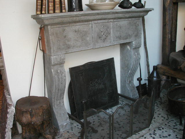 Camino antico in pietra e marmo.