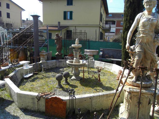 Fontana antica in pietra toscana