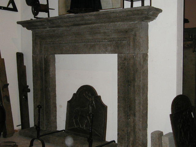 Camino antico in pietra e marmo.