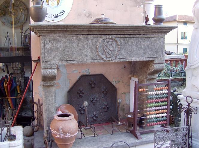 Camino antico in pietra e marmo.